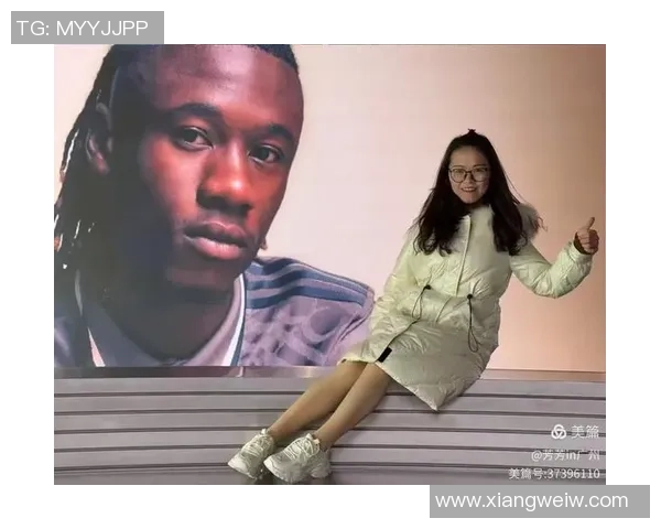 街头偶遇足球明星享受美食瞬间引发粉丝热议与欢呼